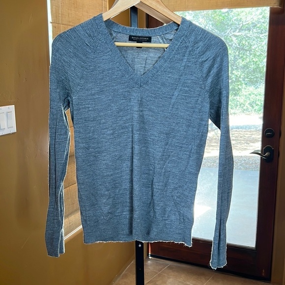 Banana Republic 100% Extra Fine Merino Wool Gray Sweater Size Small - Picture 1 of 6